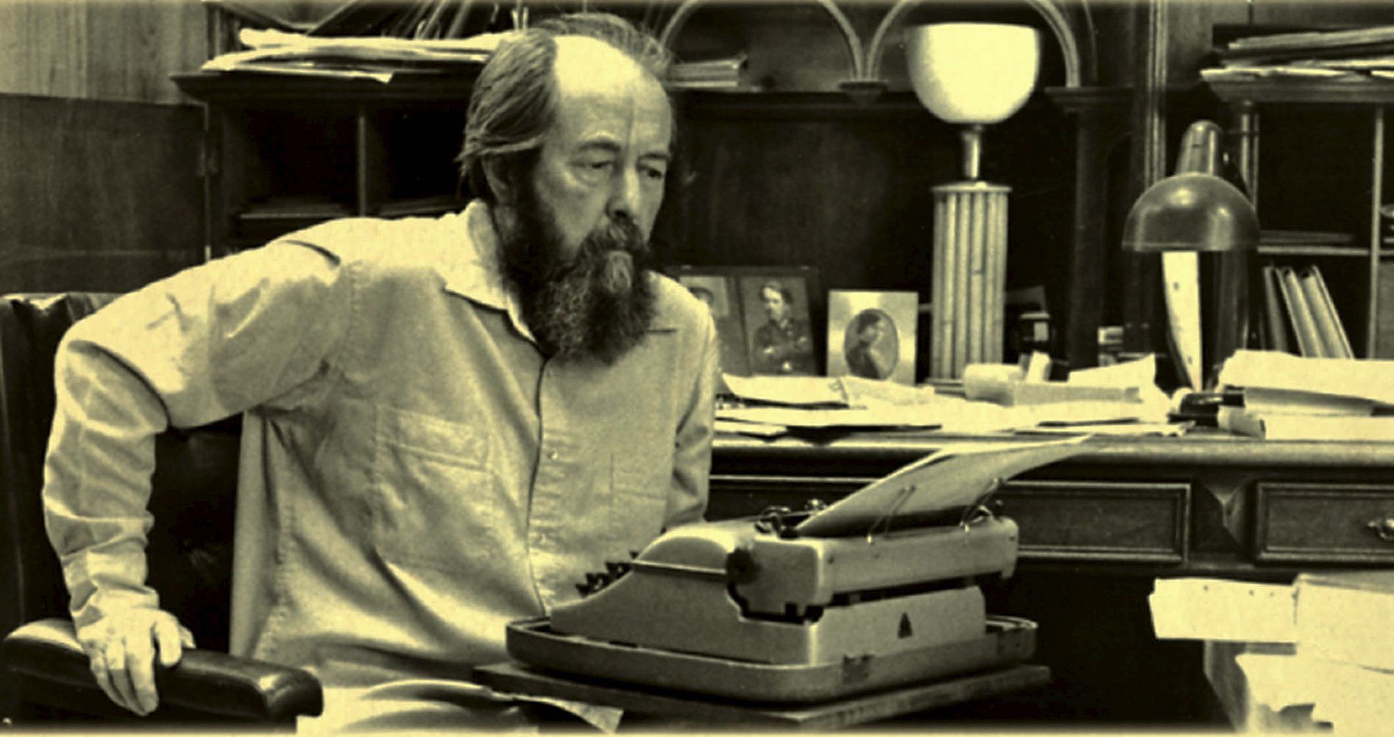 Нобелевская премия солженицына в каком году. Солженицын. Солженицын портрет писателя. Alexander Solzhenitsyn.
